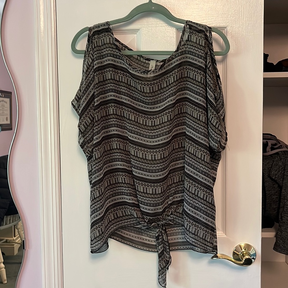 Oversized shoulderless silky top